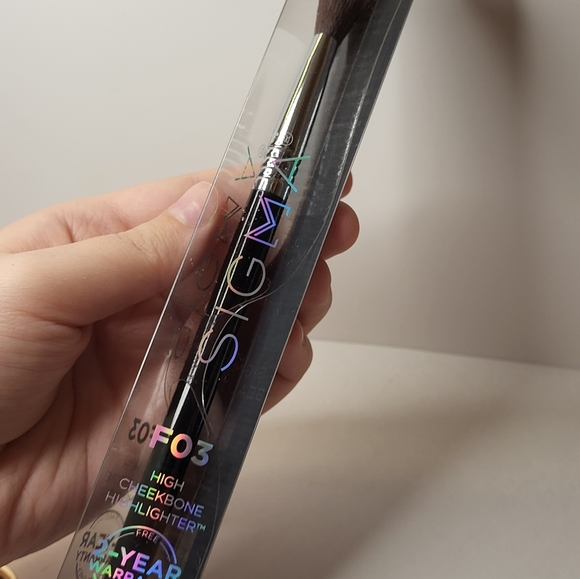 Sigma Beauty F03 cheekbone highlighter brush - Picture 2 of 7